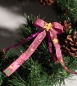 Preview: Pinkfarbige moderne  Weihnachtsschleife  mit Golddruck Merry Christmas
