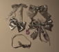 Preview: TOP 5 Stück Weihnachtsschleifen, silber, selbstklebend, Geschenkschleife