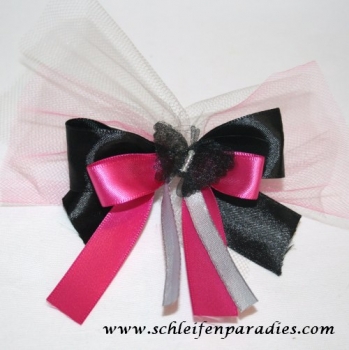 Pink und schwarz, Schleife mit Organza-Schmetterling
