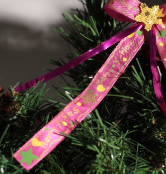 Pinkfarbige moderne  Weihnachtsschleife  mit Golddruck Merry Christmas