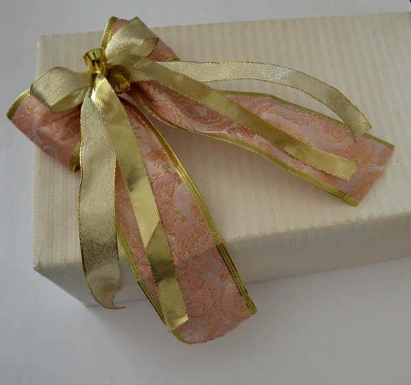 Grosse Geschenkschleife, Brokat für ein besonderes Geschenk - rose