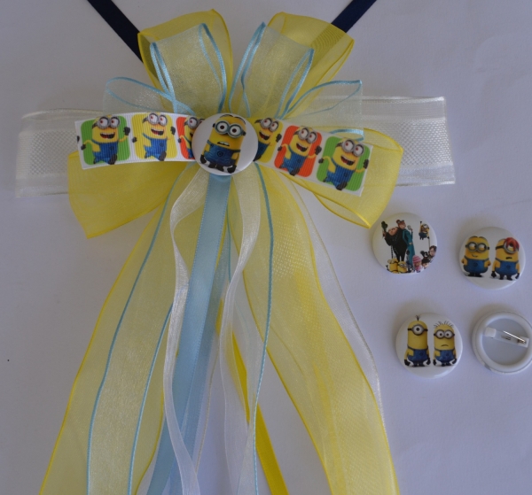 Schultütenschleife Minion - Farben mit Anstecker, Pin, weiß, blau, gelb