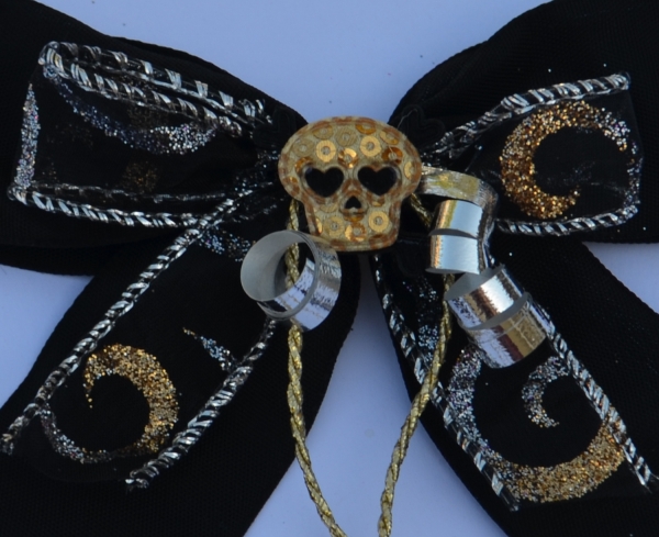 Speziell schicke Totenkopfschleife schwarz-silber-gold