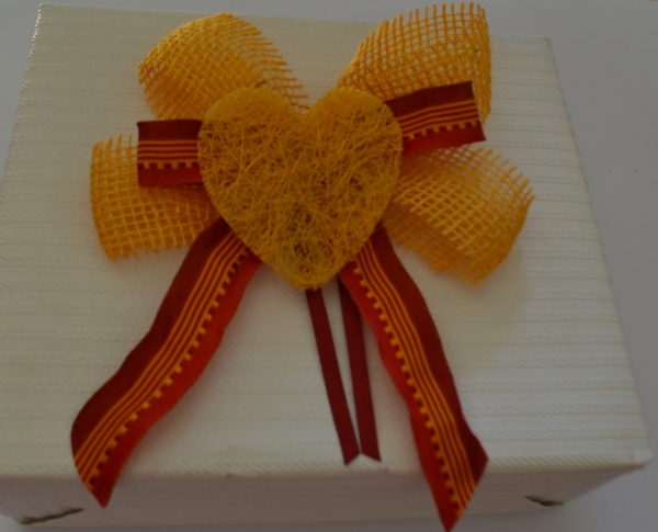 Leicht rustikale, exklusive Geschenkschleife, orange-bordeaux, Dekoschleife mit orange-gelbem Herz