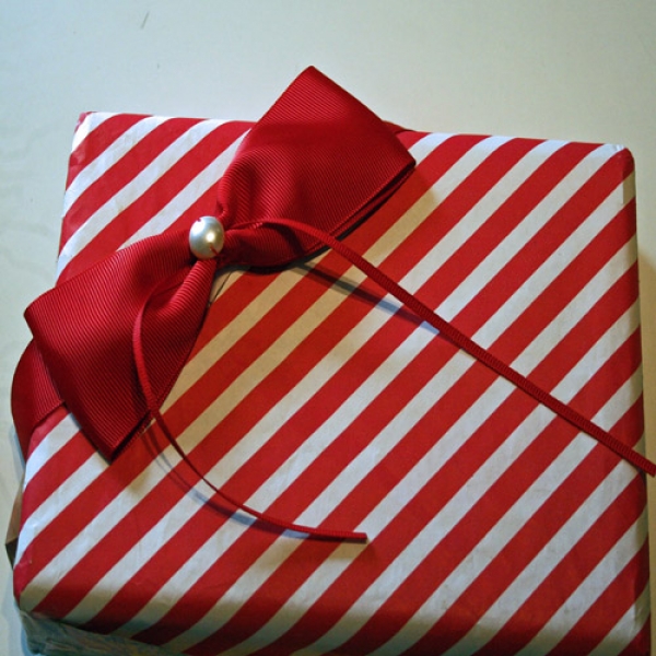 4 Stück -Schicke rote Schleife mit halber Perle dekoriert, Geschenkschleife selbstklebend