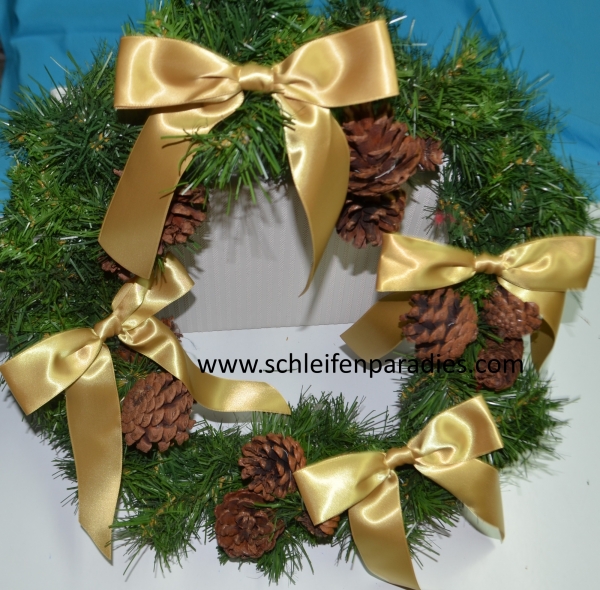 Elegante goldfarbige Satinschleife für Geschenk und Christbaum